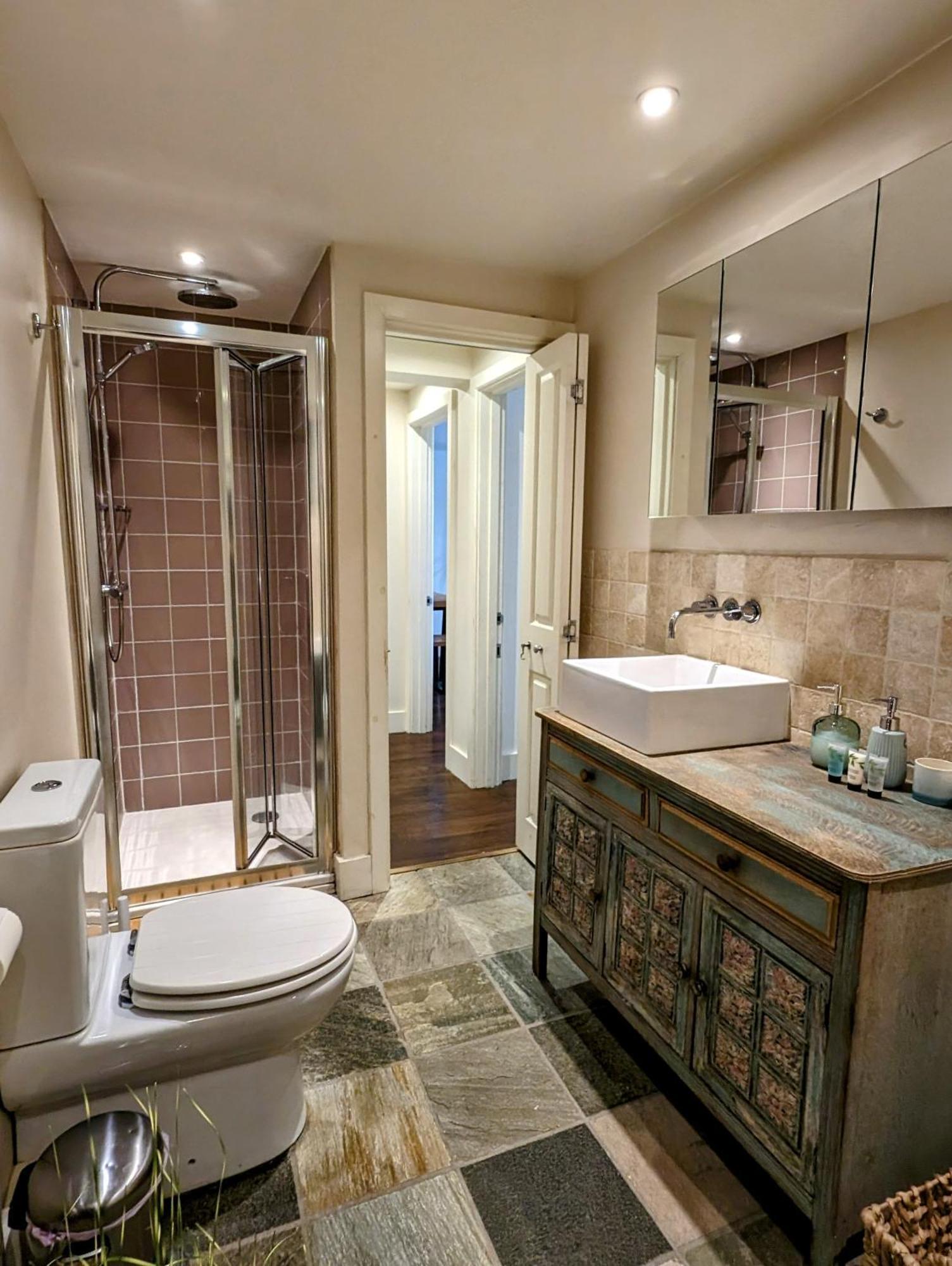Modern Well Presented Apartment With Garden Londra Esterno foto
